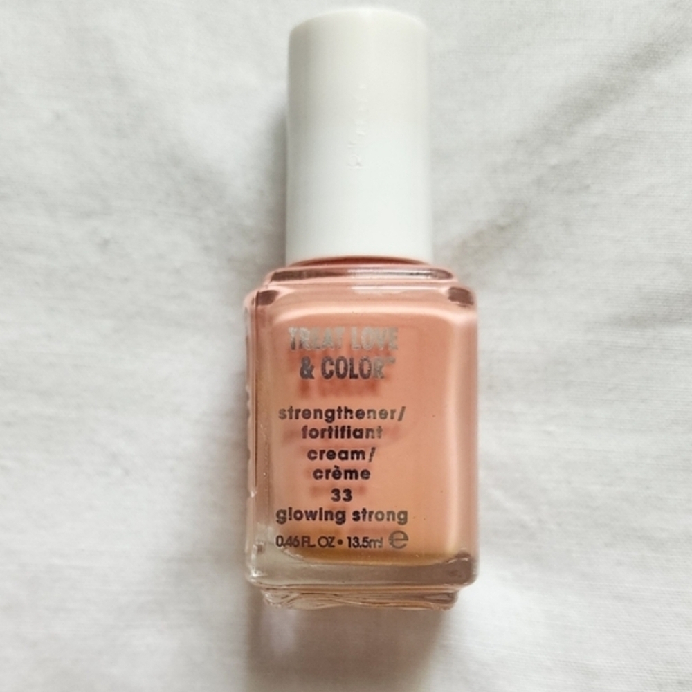 Essie treat love & color nail Color 33 Glowin